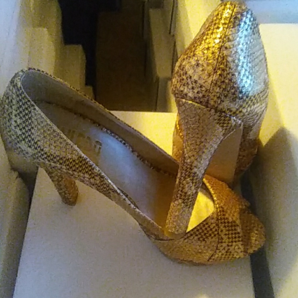 Shoes - Picture 4 of 4